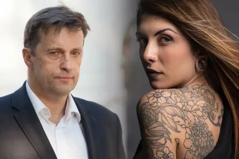 Witold Gadowski z żoną, artystką z tatuażami na ramieniu i plecach, patrzą w różne strony.