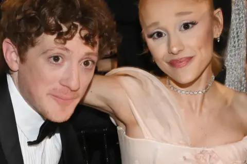 Ariana Grande z partnerem Ethanem Slaterem, uśmiechnięci, w eleganckich strojach.