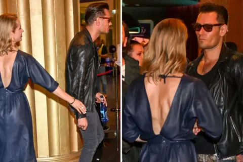 Magdalena Cielecka i Bartosz Gelner na premierze. Ona w granatowej sukni z głębokim dekoltem na plecach, on w skórzanej kurtce.