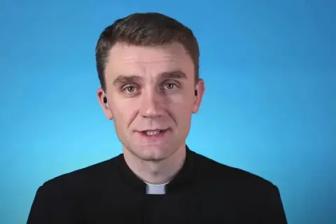 Ile ma lat ks. Teodor Sawielewicz? Zaskakujące fakty o jego życiu!