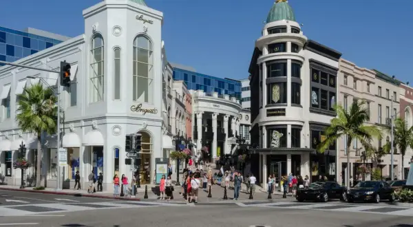 Eleganckie sklepy i ludzie spacerujący po słynnej ulicy w Beverly Hills.