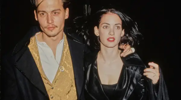 Johnny Depp i Winona Ryder, para z lat 90., w eleganckich strojach.