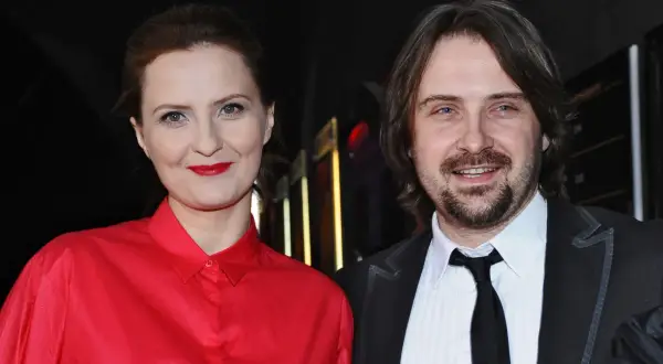 Eliza Kuna z mężem, uśmiechnięci, pozują do zdjęcia.
