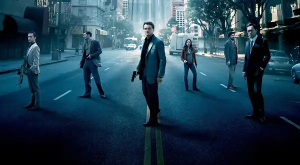 Incepcja obsada: Leonardo DiCaprio, Joseph Gordon-Levitt, Ellen Page, Tom Hardy, Ken Watanabe, Cillian Murphy w miejskim krajobrazie.