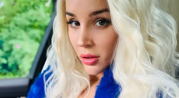 Blondynka w niebieskim futerku, kto to? Może to właśnie ona, słynna sexmasterka, która budzi tyle emocji.