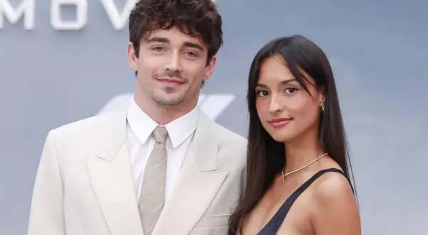 Charles Leclerc i jego dziewczyna, Alexandra Rosati, pozują do zdjęcia.
