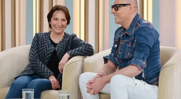 Krzysztof Pałys, mąż Renaty Pałys, w dżinsowej kurtce i białych spodniach, rozmawia z żoną.