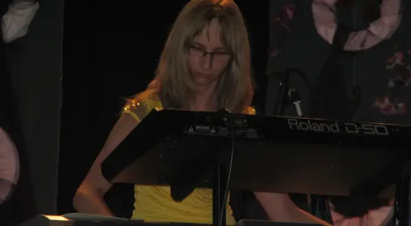 Niewidomy piosenkarz gra na syntezatorze Roland D-50.