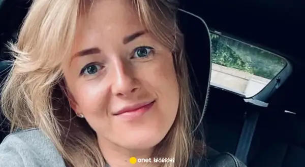 Joanna Wołosz, uśmiechnięta blondynka w samochodzie, być może po spotkaniu z mężem.