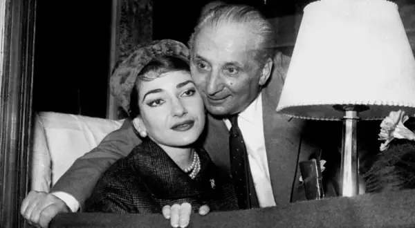 Maria Callas i Giovanni Battista Meneghini, uśmiechnięci, w bliskim uścisku.