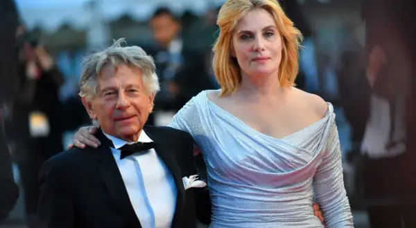 Roman Polański i jego żona, Emmanuelle Seigner, na czerwonym dywanie.