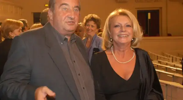 Robert Polak, aktor i mąż Ewy Wiśniewskiej, uśmiecha się do obiektywu.