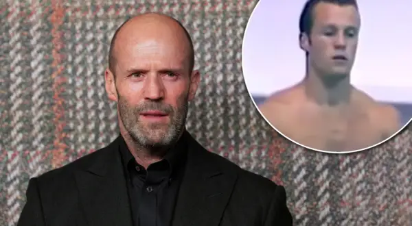 Jason Statham czy żyje? Aktor w garniturze obok swojego młodszego, nagiego wizerunku.