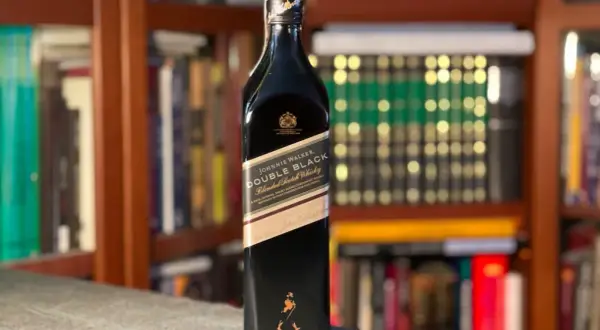Johnnie walker double black ile ma lat - ciekawostki o whisky bez wieku