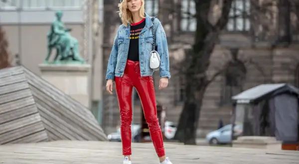 Czerwone spodnie damskie z czym nosić - stylizacje, które zachwycą każdego
