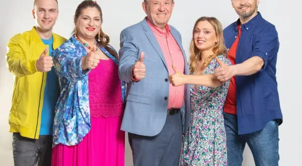 Uśmiechnięta obsada serialu "Lombard. Życie pod zastaw" pokazuje kciuki do góry.