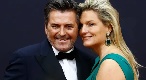 Thomas Anders z żoną z Polski, piękną blondynką w szmaragdowej sukni i efektownych kolczykach, uśmiechają się do obiektywu.
