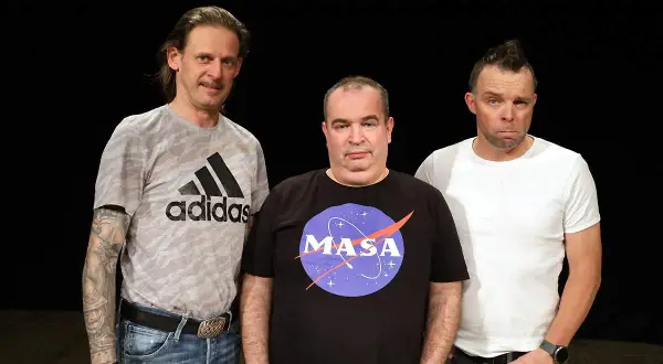 Trzej członkowie kabaretu Ani Mru-Mru pozują do zdjęcia. Jeden z nich ma na sobie koszulkę z logo NASA.