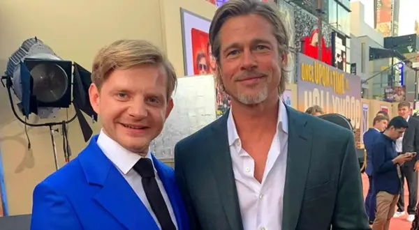 Pewnego razu... w Hollywood obsada: Brad Pitt i młody aktor na premierze filmu.
