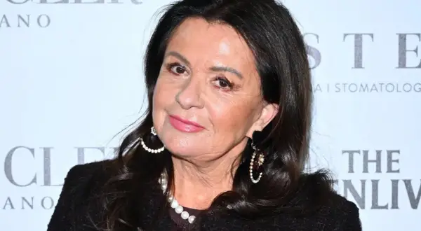 Zofia Czernicka, elegancka kobieta z perłami, prezentuje się z klasą. Jej partnerzy biznesowi doceniają jej styl.
