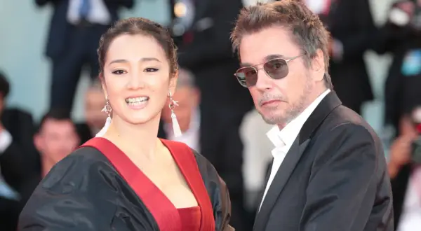 Jean-Michel Jarre z żoną, Gong Li, na czerwonym dywanie.