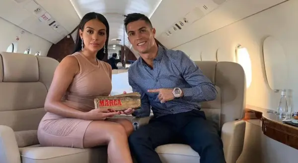 Georgina i Cristiano Ronaldo w prywatnym samolocie. Ona trzyma złoty przedmiot z napisem "MARCA".