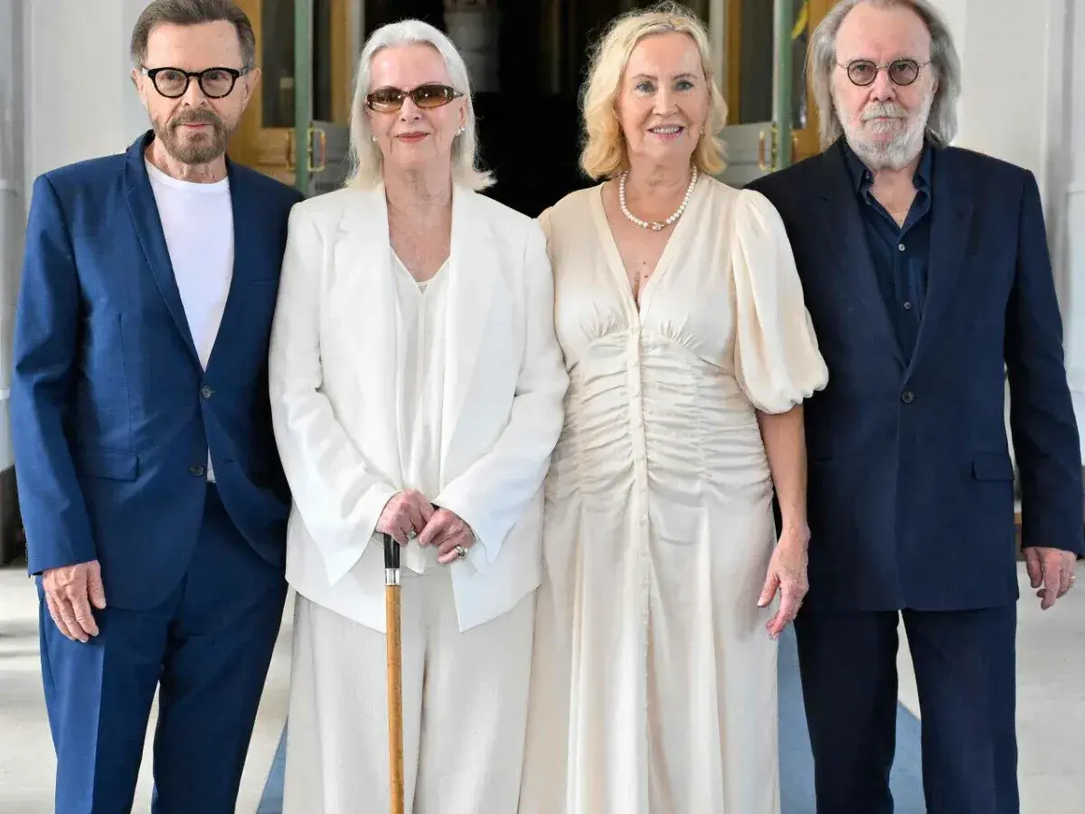 ABBA, zespół, który nie żyje, w komplecie. Agnieszka, Björn, Benny i Anni-Frid pozują razem.