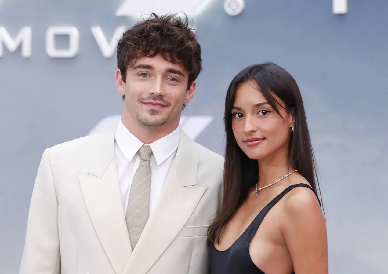 Charles Leclerc i jego dziewczyna, Alexandra Rosati, pozują do zdjęcia.