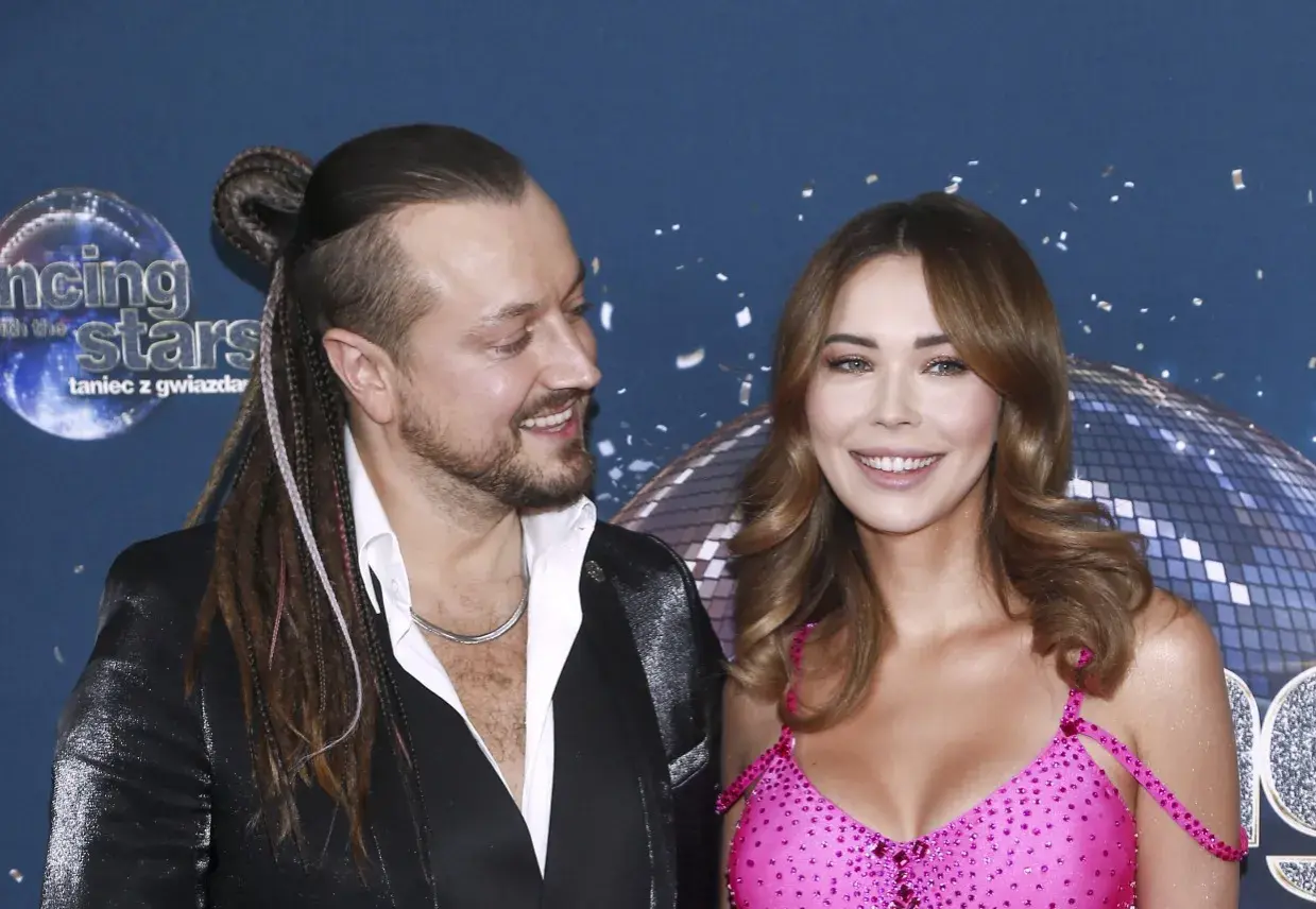 Sandra Kubicka i Baron uśmiechają się do siebie na tle sceny "Tańca z Gwiazdami".