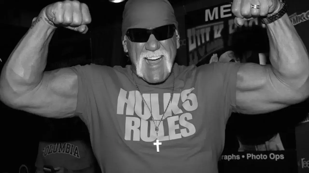 Hulk Hogan, mimo że hulk hogan nie żyje, wciąż żyje w sercach fanów. Jego potężne bicepsy i uśmiech na zawsze pozostaną w pamięci.