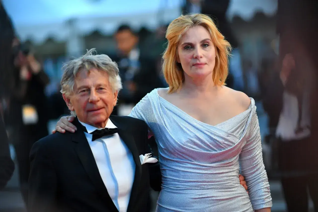 Roman Polański i jego żona, Emmanuelle Seigner, na czerwonym dywanie.