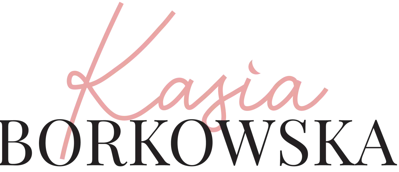 Logo z napisem "Kasia Borkowska". Delikatne, różowe litery "Kasia" w stylu pisanki, pod nimi duże, czarne litery "BORKOWSKA".