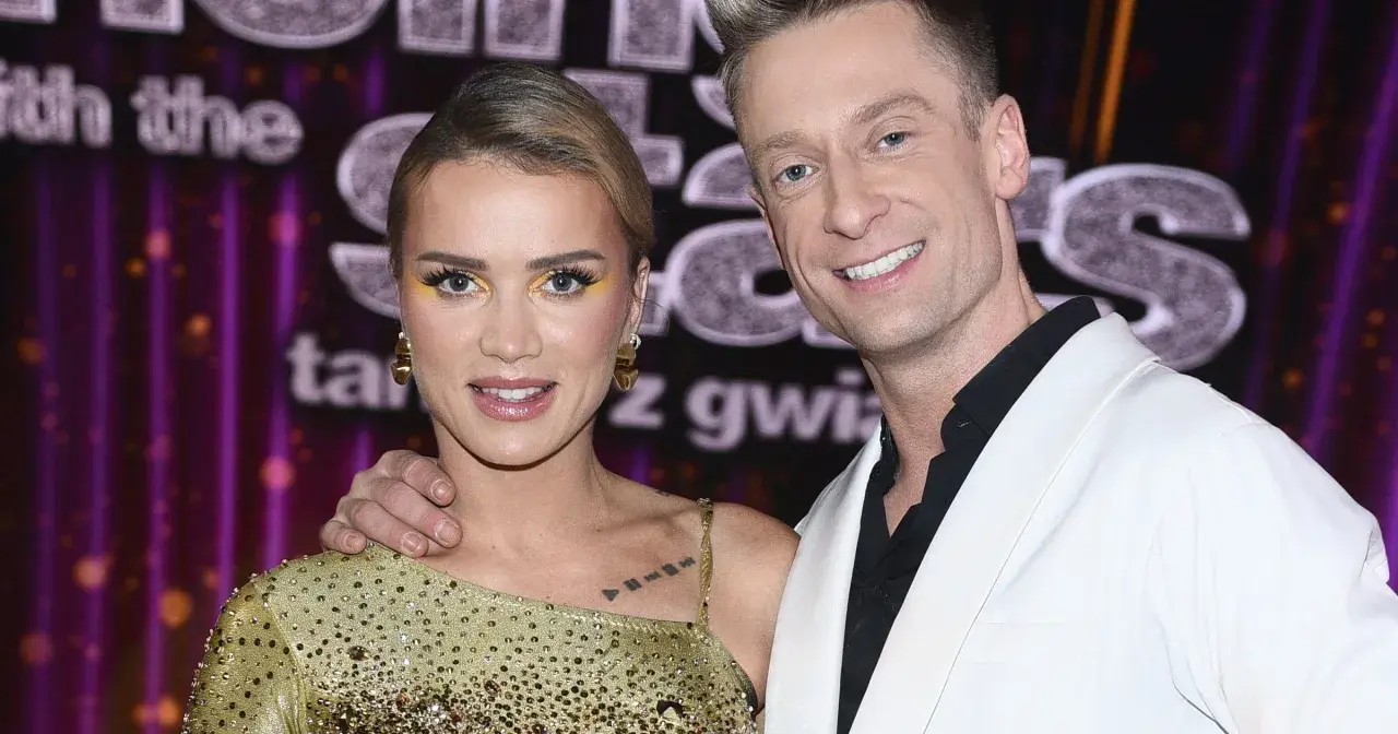 Maffashion i Danilczuk uśmiechają się do kamery. Ona w złotej sukience, on w białej marynarce.