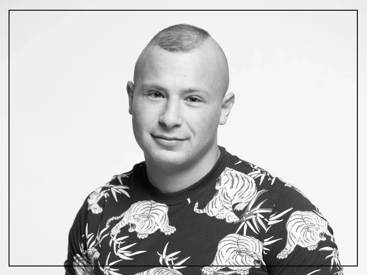 Młody mężczyzna z charakterystyczną fryzurą i koszulką w tygrysy. Czyżby adek z lombardu nie żyje?