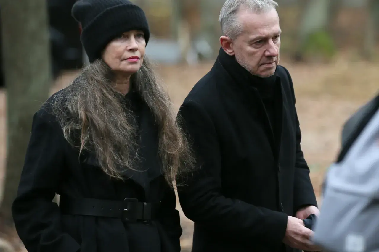 Bogusław Linda z pierwszą żoną Lidią w czarnych płaszczach i czapce.
