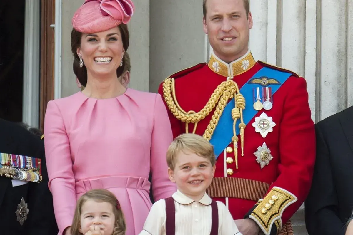 Księżna Kate i William z dziećmi na balkonie. Najnowsze wiadomości o rodzinie królewskiej.
