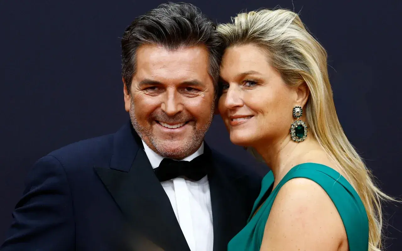 Thomas Anders z żoną z Polski, piękną blondynką w szmaragdowej sukni i efektownych kolczykach, uśmiechają się do obiektywu.