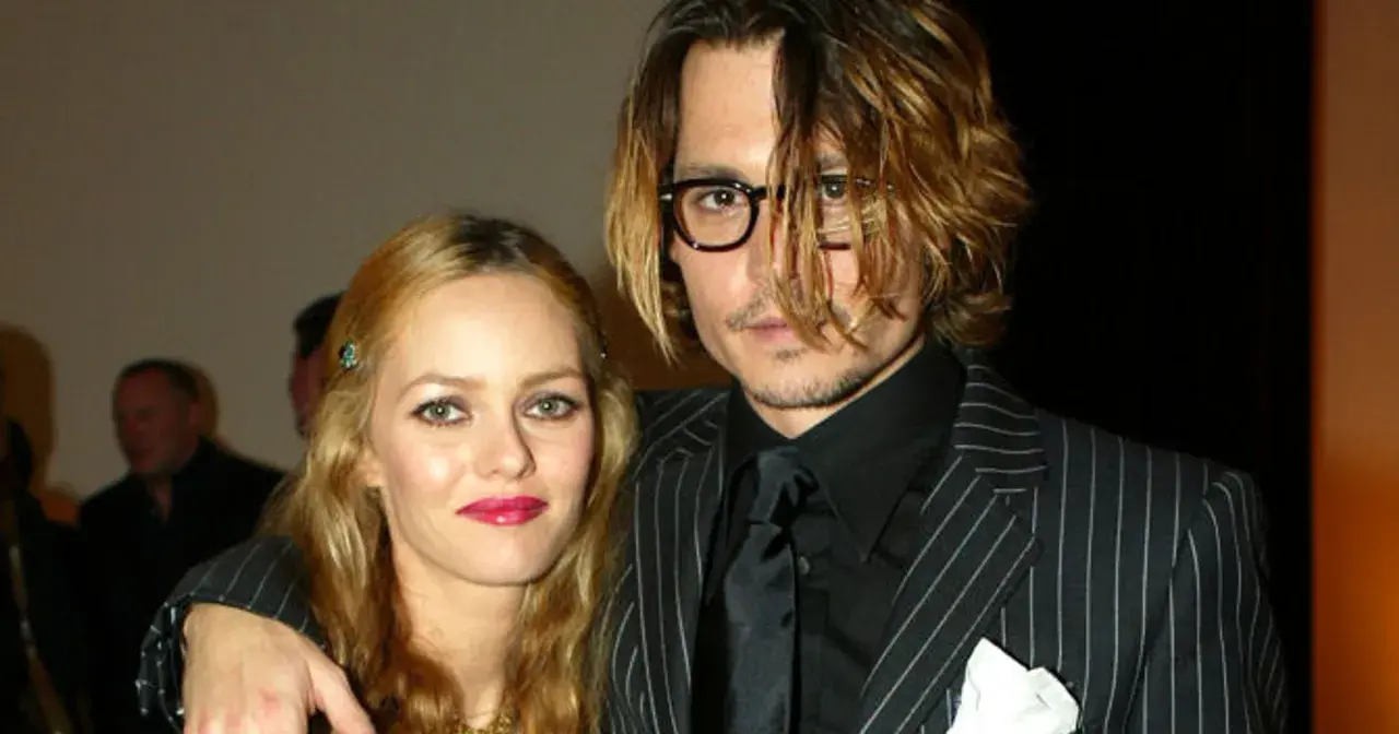 Johnny Depp i Vanessa Paradis na gali. Johnny w okularach i garniturze w paski, Vanessa z błyszczącymi ustami.