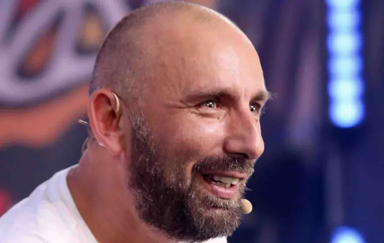 Radosław Bielecki, uśmiechnięty, z zarostem, w białej koszulce. Mimo choroby, widać w nim siłę i determinację.
