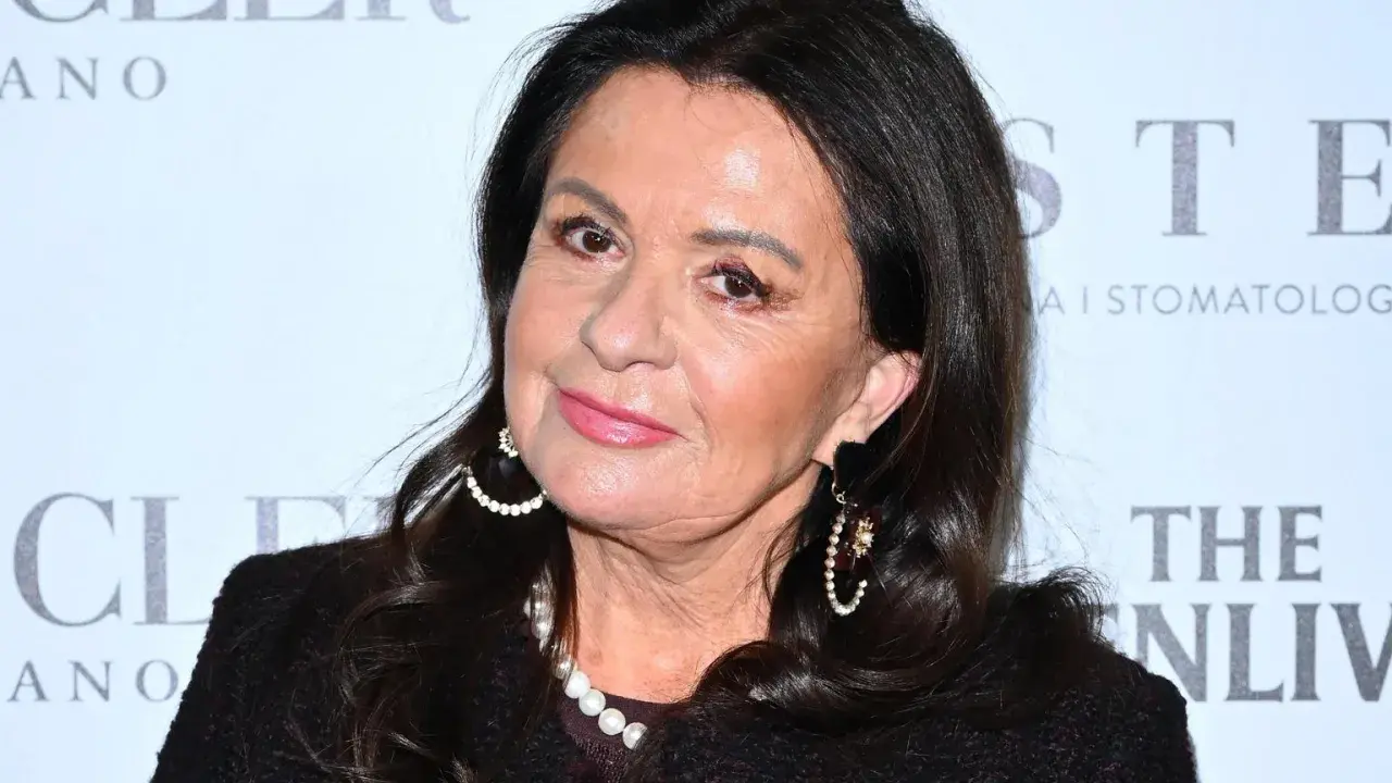 Zofia Czernicka, elegancka kobieta z perłami, prezentuje się z klasą. Jej partnerzy biznesowi doceniają jej styl.