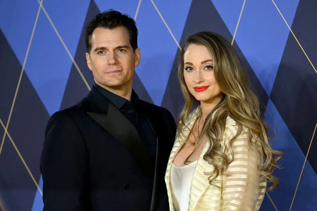 Henry Cavill z narzeczoną, piękną brunetką, na czerwonym dywanie.
