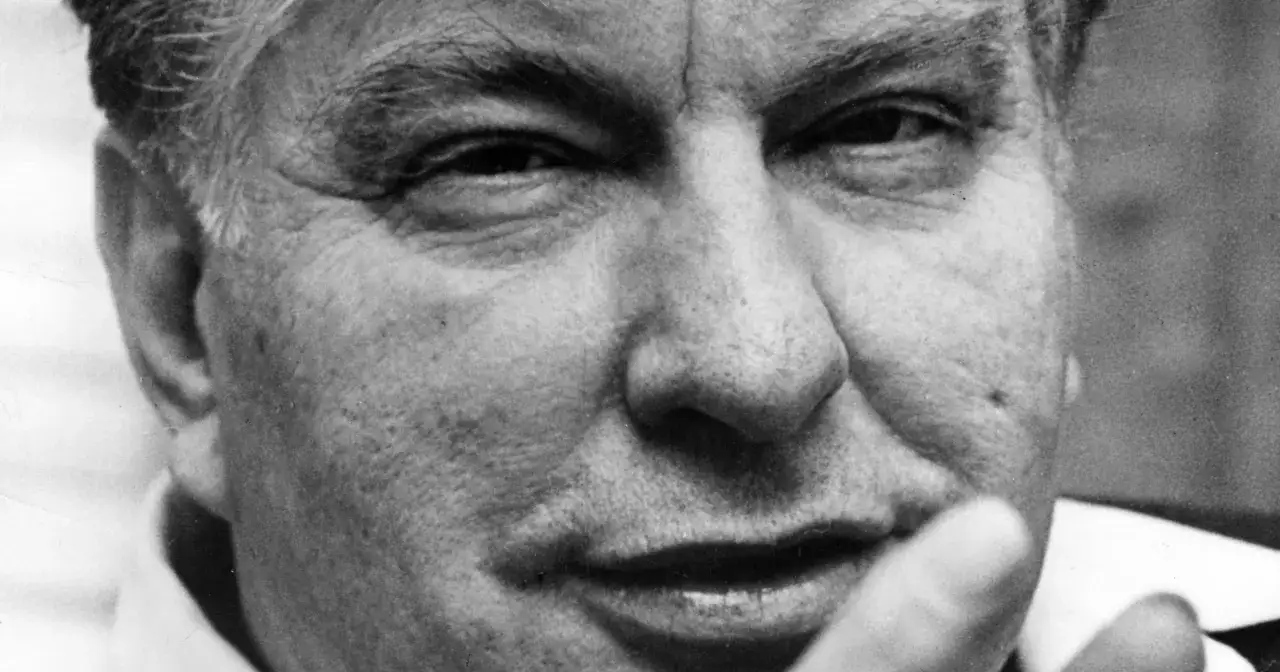 L. Ron Hubbard, założyciel scjentologii, na czarno-białym zdjęciu.