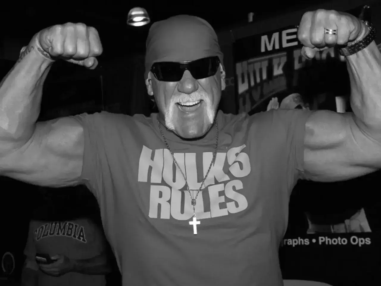 Hulk Hogan, mimo plotek, że hulk hogan nie żyje, wciąż pokazuje swoje muskularne ramiona w koszulce 