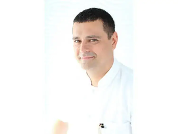 Zdjęcie Dr Marcin Ambroziak - ile ma lat? Fakty o uznanym lekarzu dermatologu