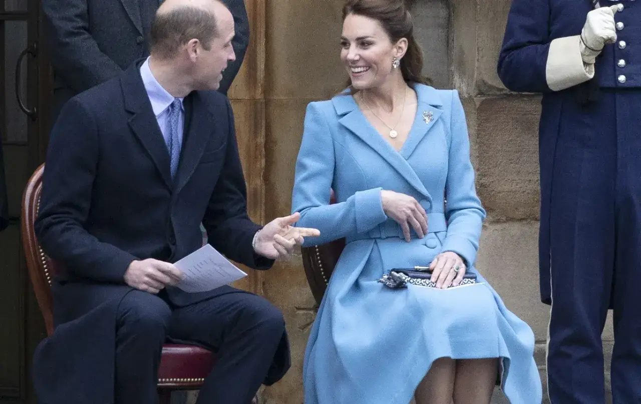 Księżna Kate w czwartej ciąży, uśmiechnięta, siedzi obok księcia Williama.