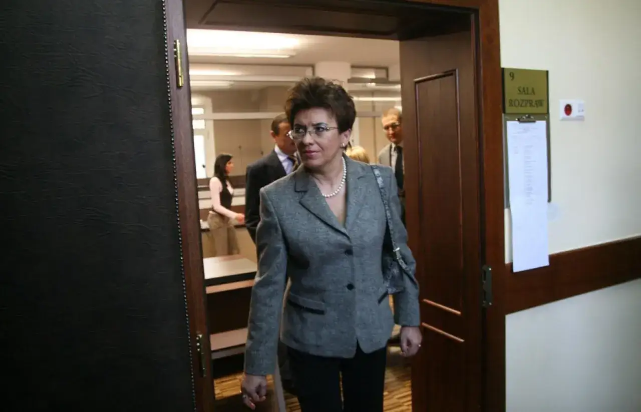 Aleksandra Jakubowska obecnie wchodzi do sali rozpraw, ubrana w elegancki szary kostium i perły.