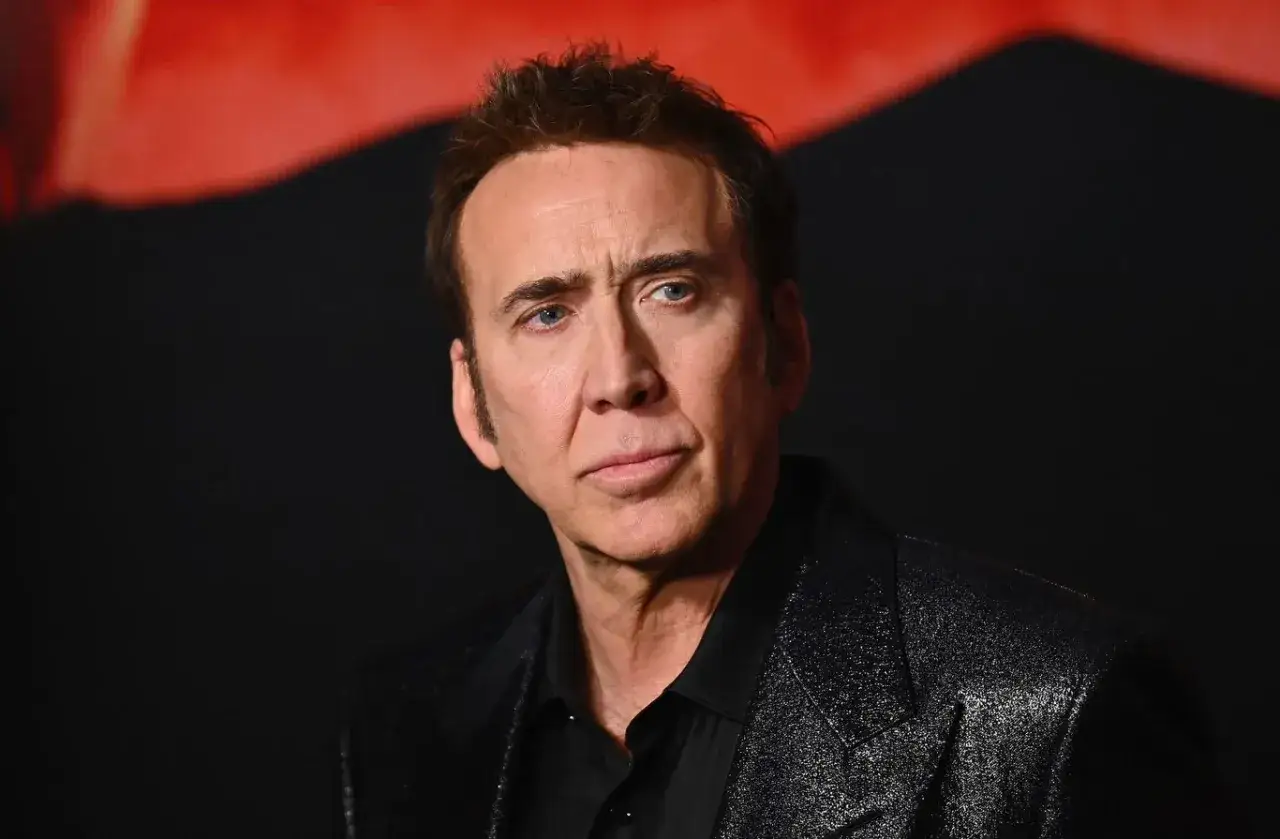 Nicolas Cage, w błyszczącej marynarce, wygląda jakby zastanawiał się nad kolejnym filmem, może nawet z udziałem swojej żony.