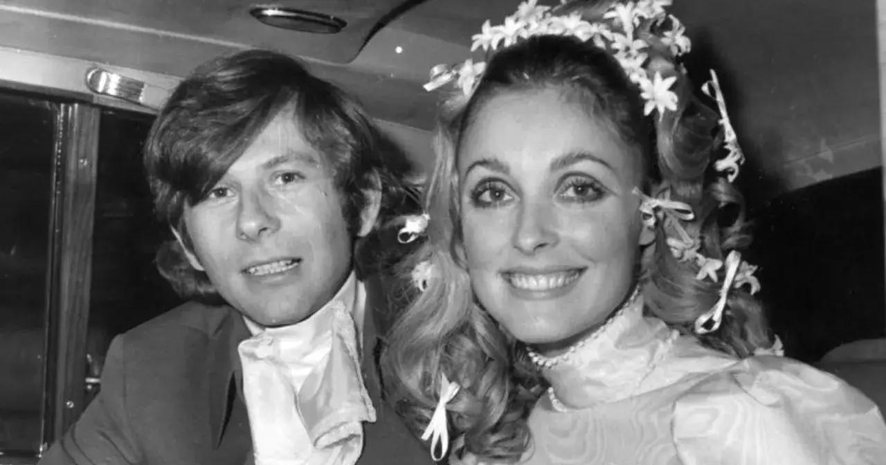 Roman Polański i jego żona, Sharon Tate, w dniu ślubu. Uśmiechnięci, patrzą w obiektyw.