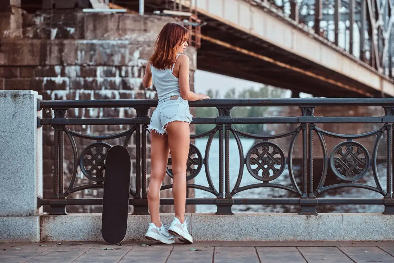 Zdjęcie Jakie buty do szortów damskich? Poznaj idealne stylizacje na każdą okazję