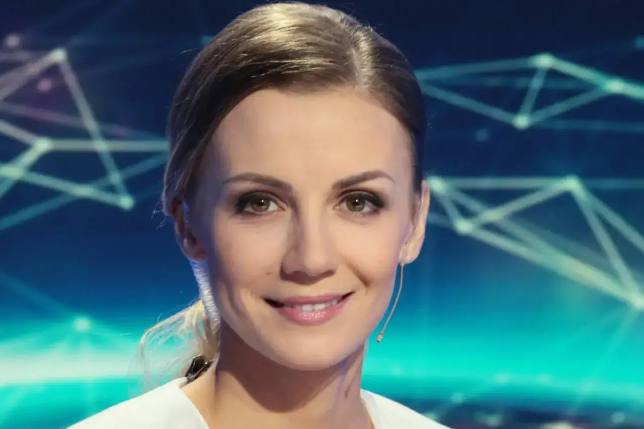 Portret Joanny Dunikowskiej-Paź, znanej z Wikipedii, z delikatnym uśmiechem na tle niebieskiej grafiki.